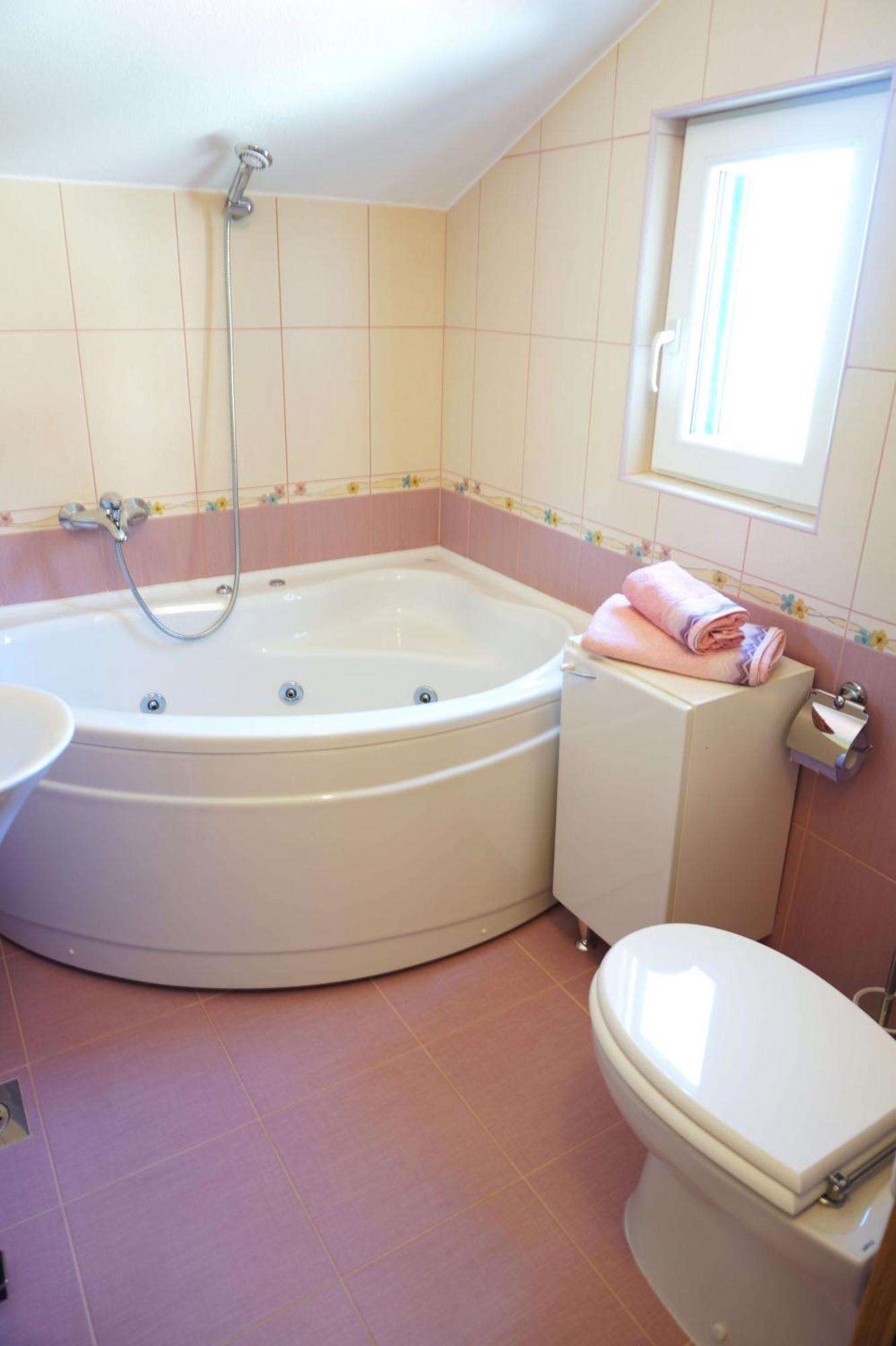 In Veliko Brdo Mit Privatem Pool Vikendica Makarska